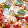 香川県産ホワイトアスパラと色々魚介に半熟卵をのせたピッツァ